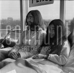 24-04-1969 John Lennon & Yoko Ono at Hilton Hotel Amsterdam, The Netherlands. On behalf of -Bed Peace/Hair Peace-. April 24, 1969.

[keywords]Black & White Image, In Bed[/keywords]